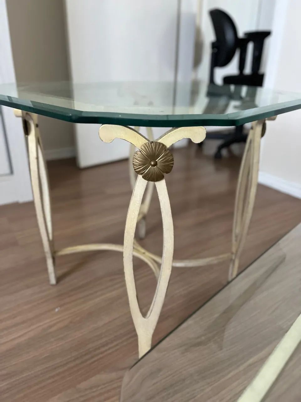 Mesa de centro de vidro com detalhes dourados - Foto 2