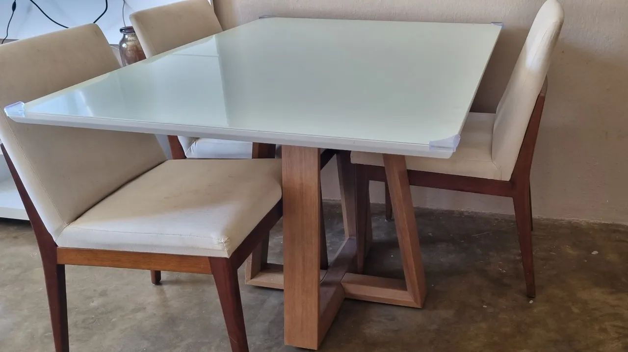 Mesa de madeira 4 cadeiras 