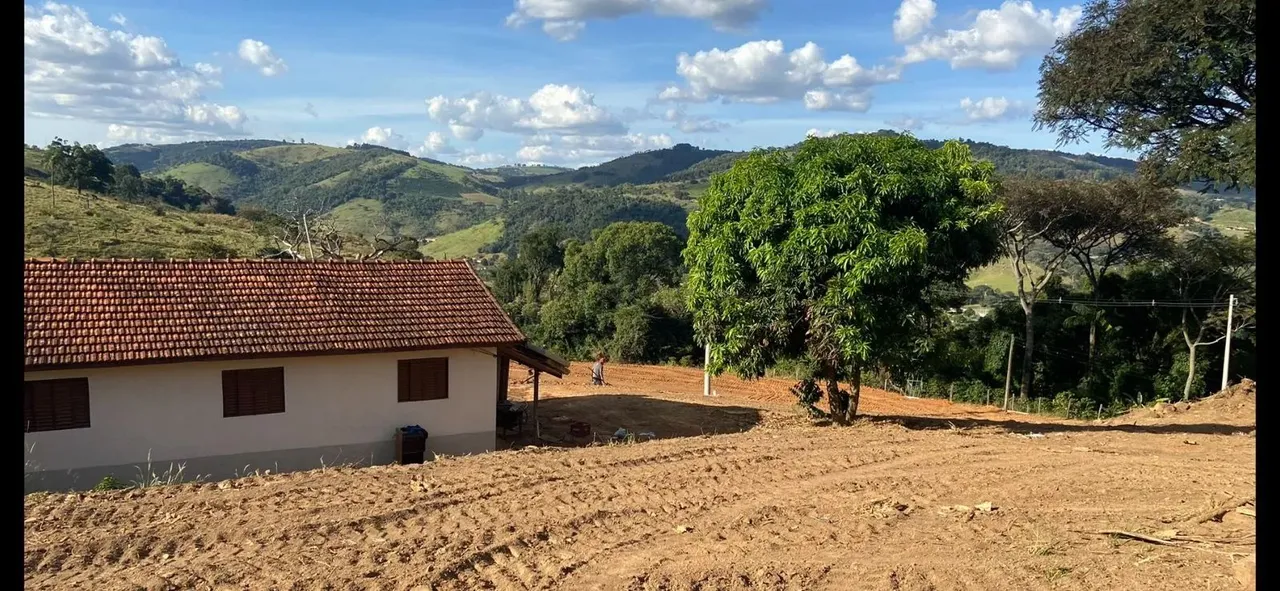 Espetacular Sitio à Venda em Divinolândia-SP - 4 quartos, 2 salas, 2 banheiros, 3 vagas de