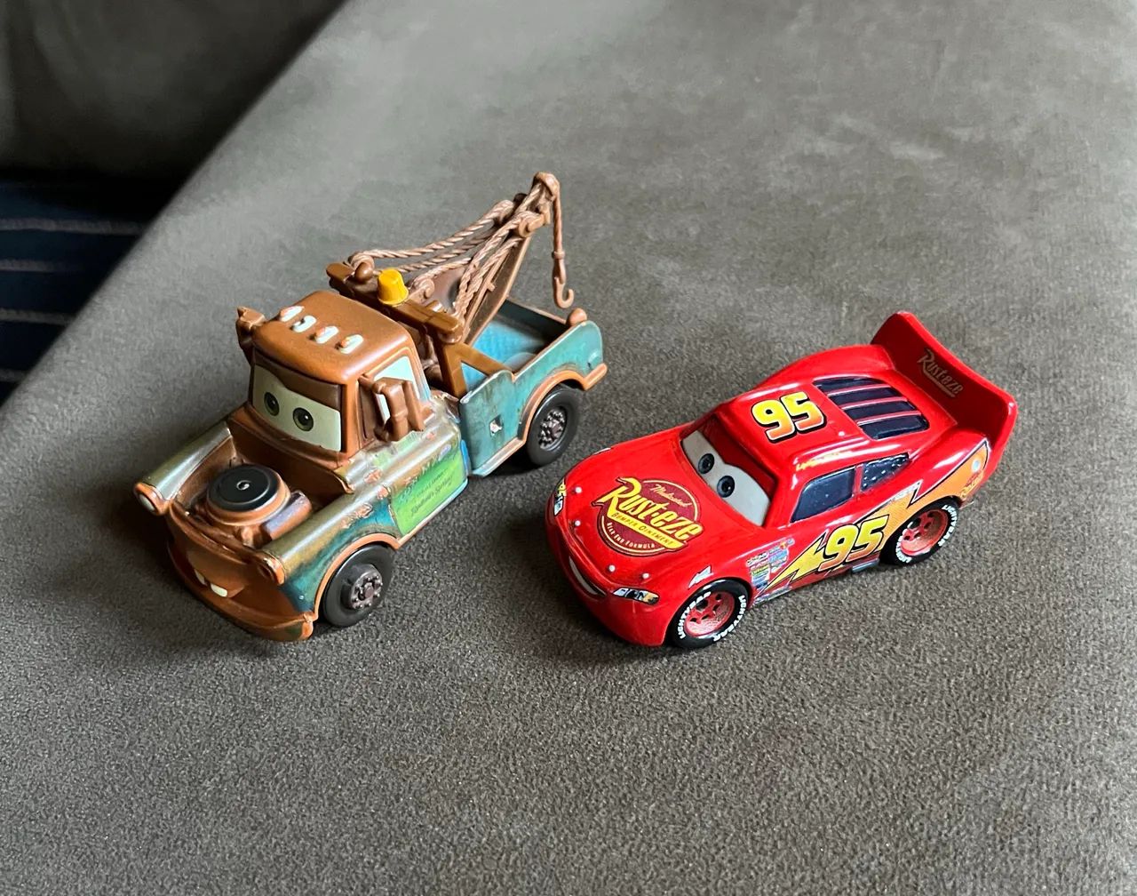 2 Carrinhos Disney pixar relâmpago mcqueen e Mate originais mattel 