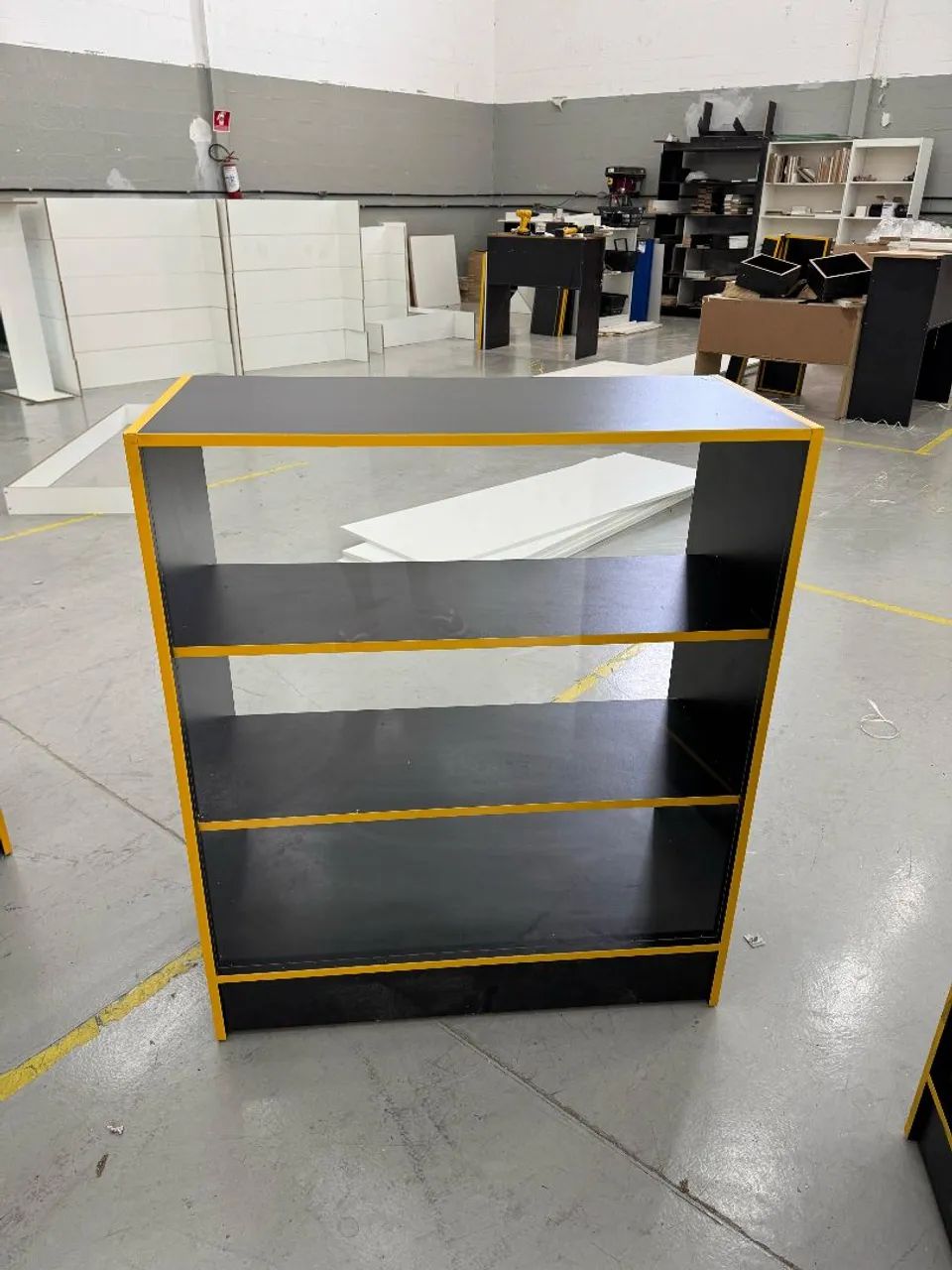 Balcão vitrine com fita colorida 