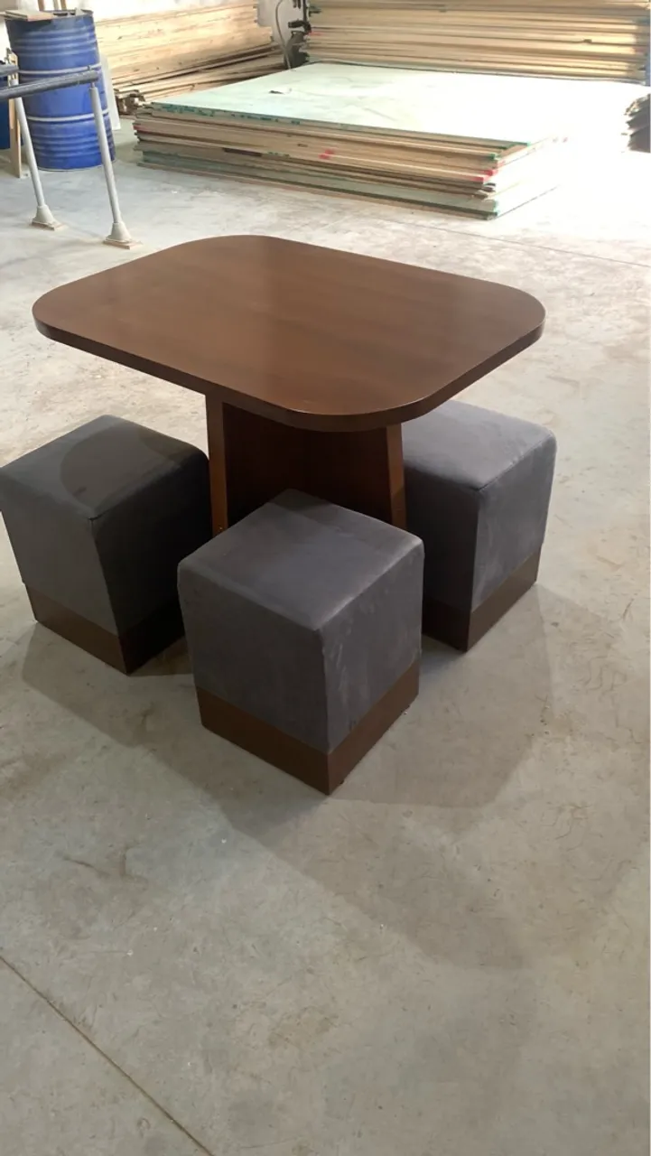 Mesa de jantar compacta com 4 puffs