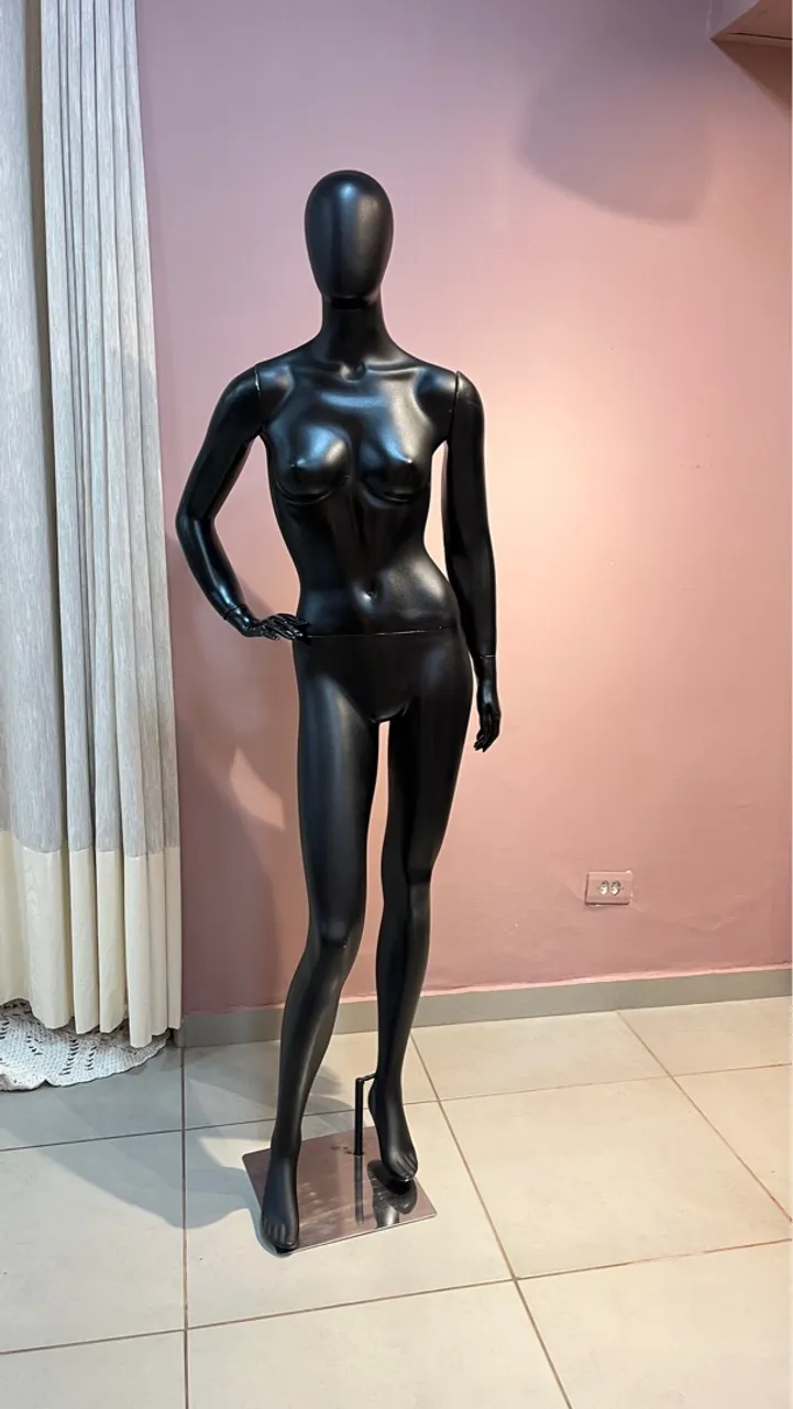 Manequim Preto de Fibra