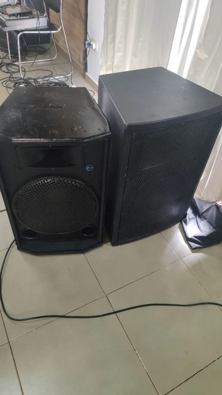 Caixas de som ativa e outra passiva