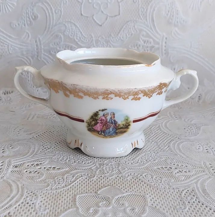 Belo Açucareiro Em Porcelana Nacional Real Com Cena Galante