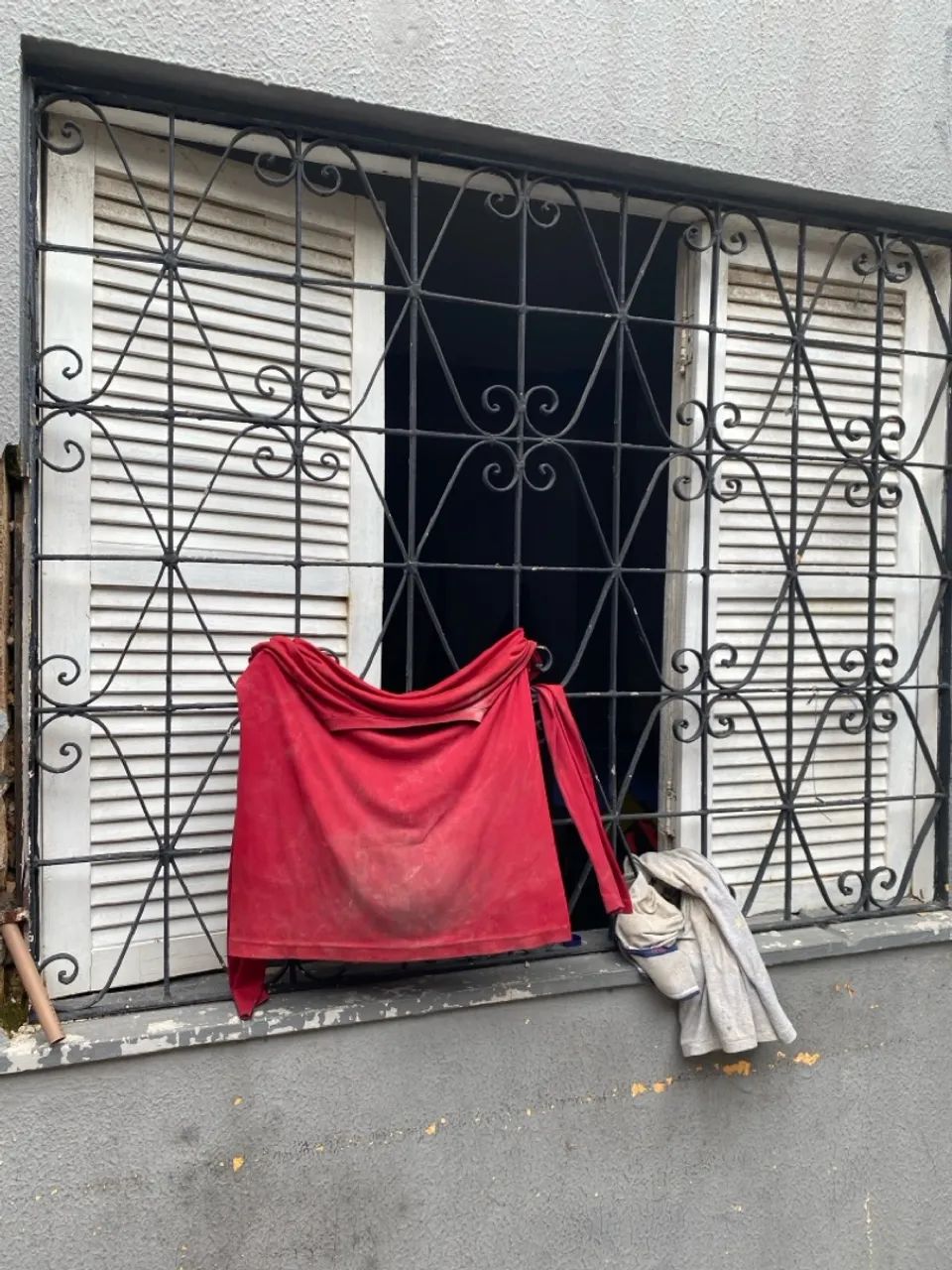 Janelas de ferro com grades