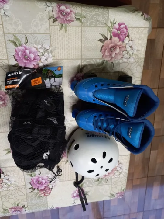 Vende-se Patins 4 Rodas Azul Rollerskate Ajustável Fênix com todo equipamento de segurança
