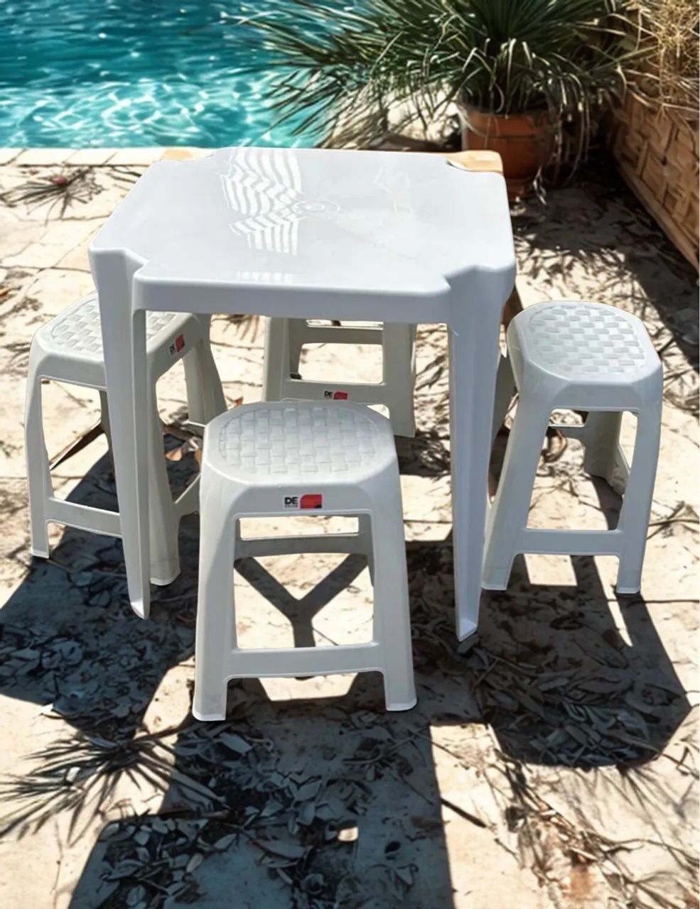 Conjunto com Mesa + 4 Bancos Plásticos Reforçados  - Foto 2