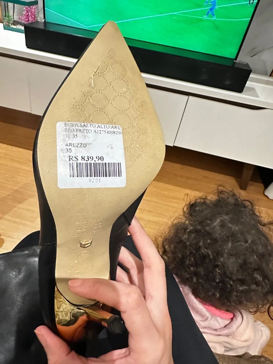Bota de Couro Preta com Salto Dourado - Elegância e Estilo! - Foto 5