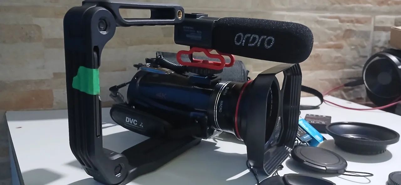 Filmadora profissional com acessórios