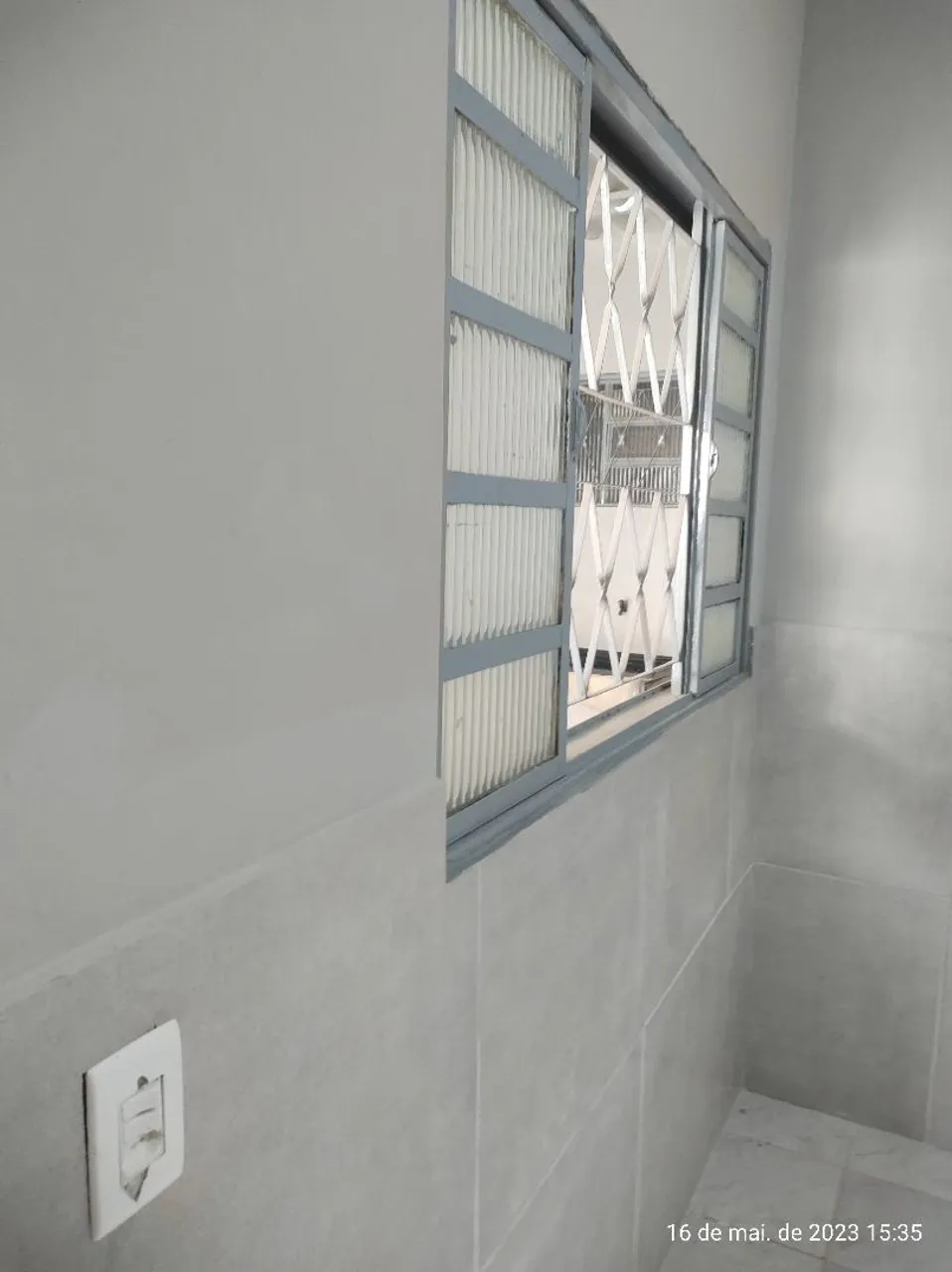 Alugo na QNM 10 casa com 1 quarto,cozinha,banheiro e área de serviço individual.