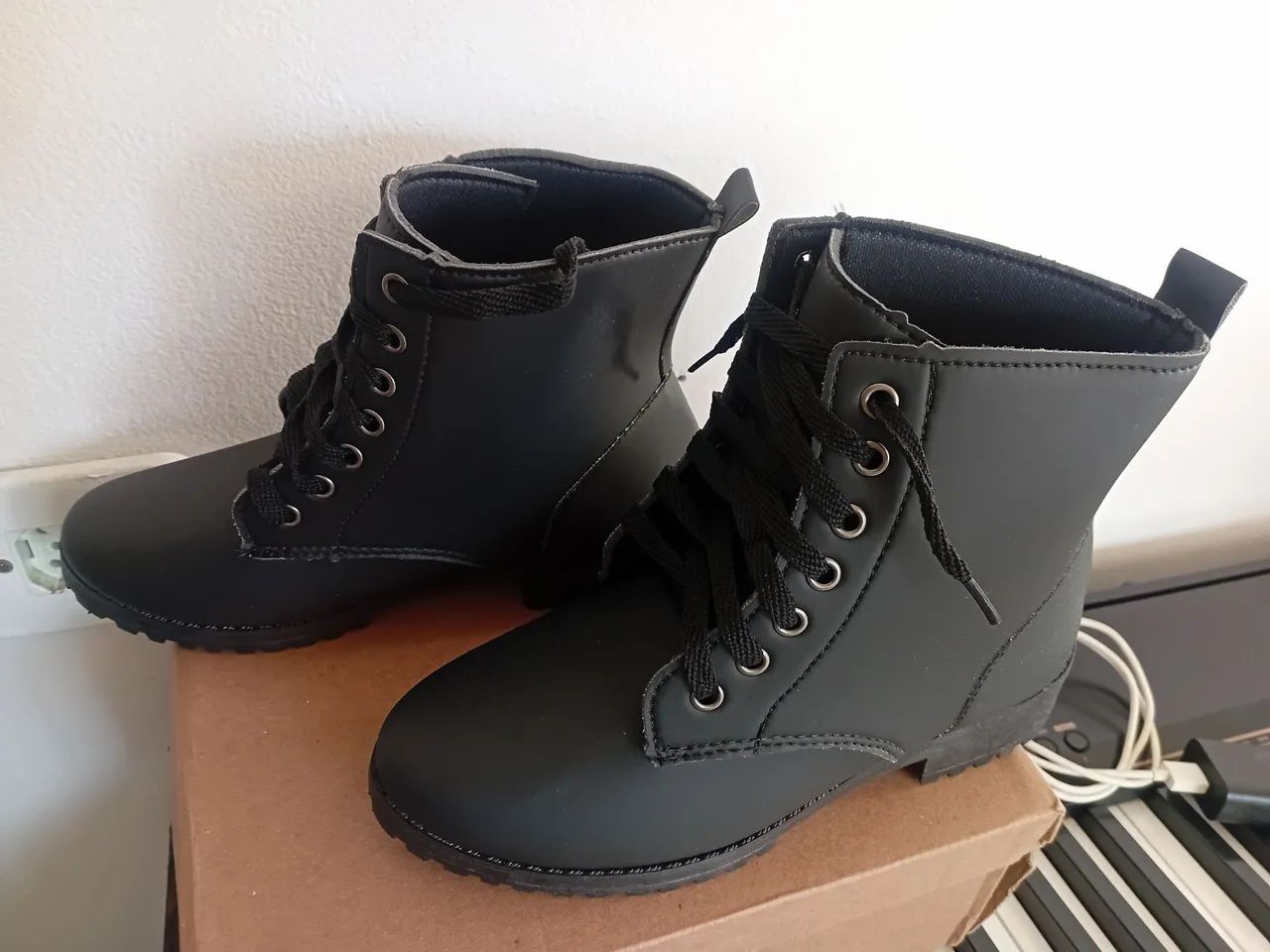 Botas femininas pretas - Foto 2