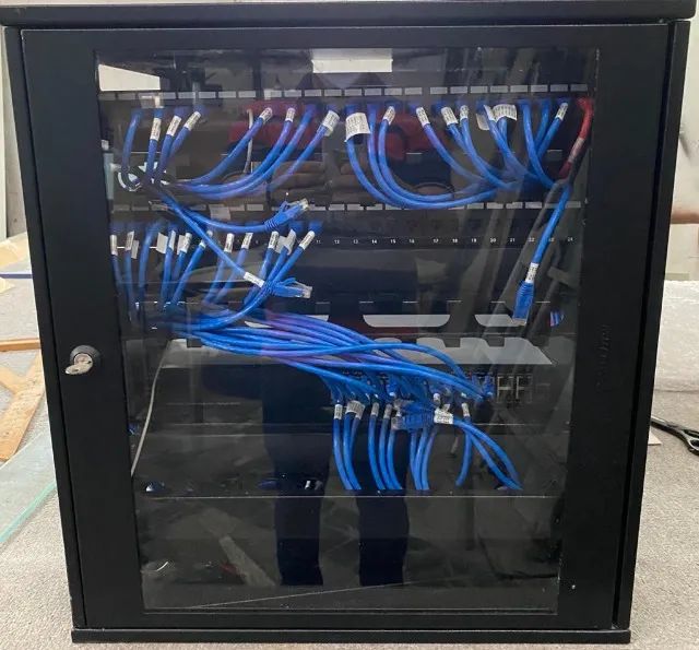Imperdivel Switch cisco 28 pp 300 com gabinete