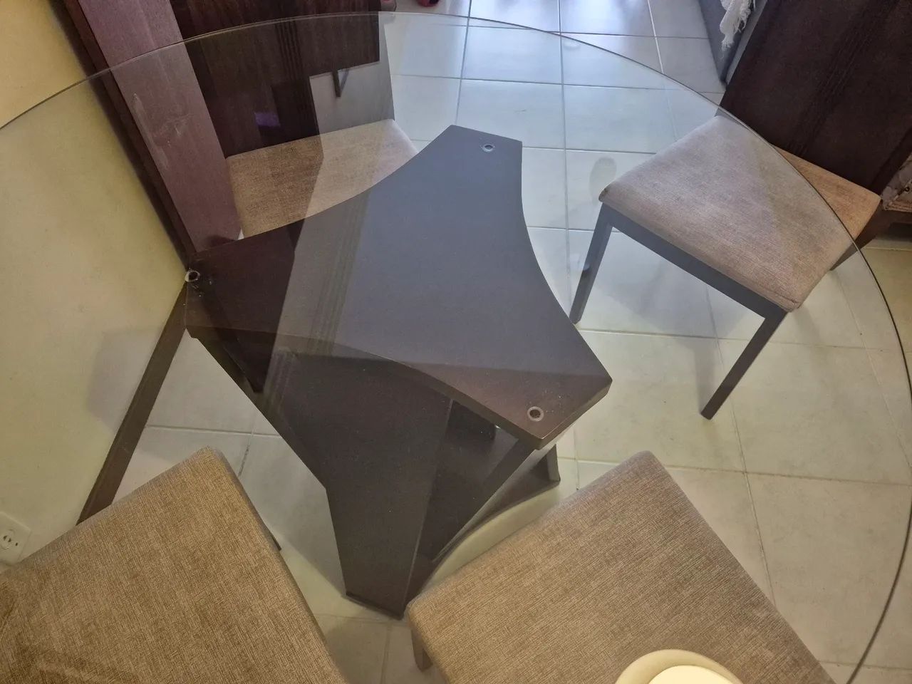 Conjunto de mesa e quatro cadeiras - Foto 4
