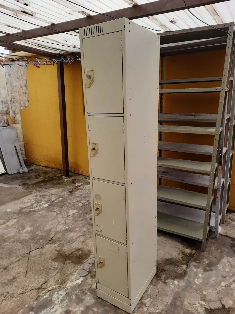 Vendo armário de aço usado 4 portas com chaves  valor 370,00 cada [ entrego com taxa ] - Foto 5