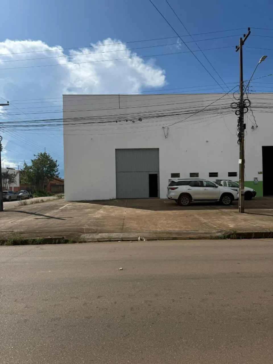 Galpão de esquina com escritório