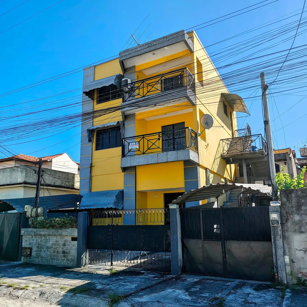 Alugo excelente apartamento com vaga de garagem coberta, em Centro - Itaboraí - RJ