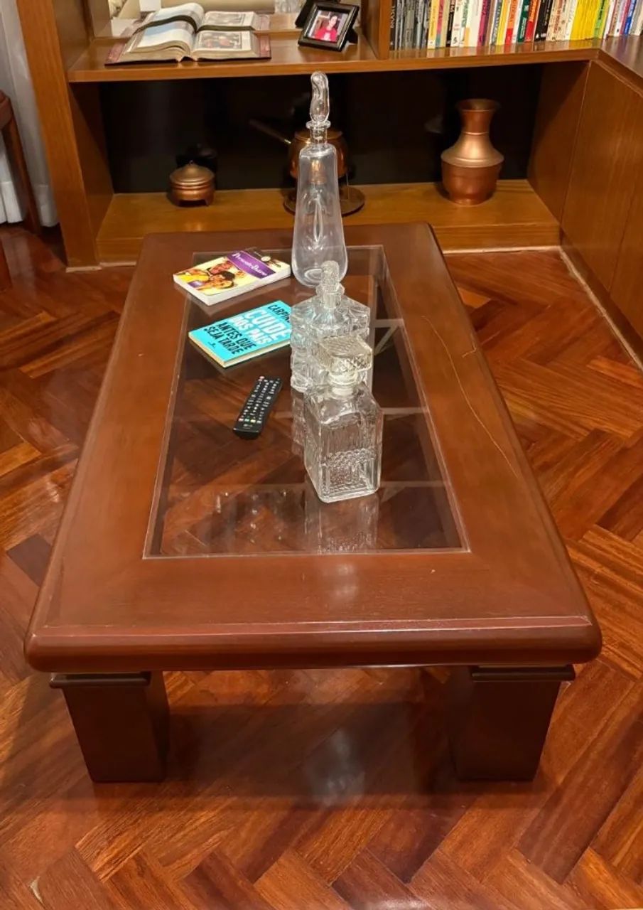 Vendo linda mesa de centro, em madeira maciça e vidro. - Foto 2