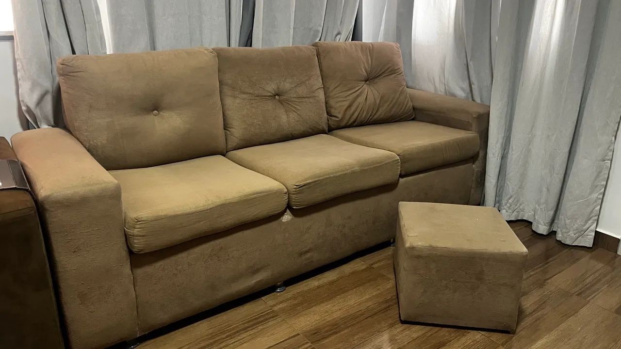 Sofá 3 lugares, ótimo estado. Acompanha banquinho  - Foto 2
