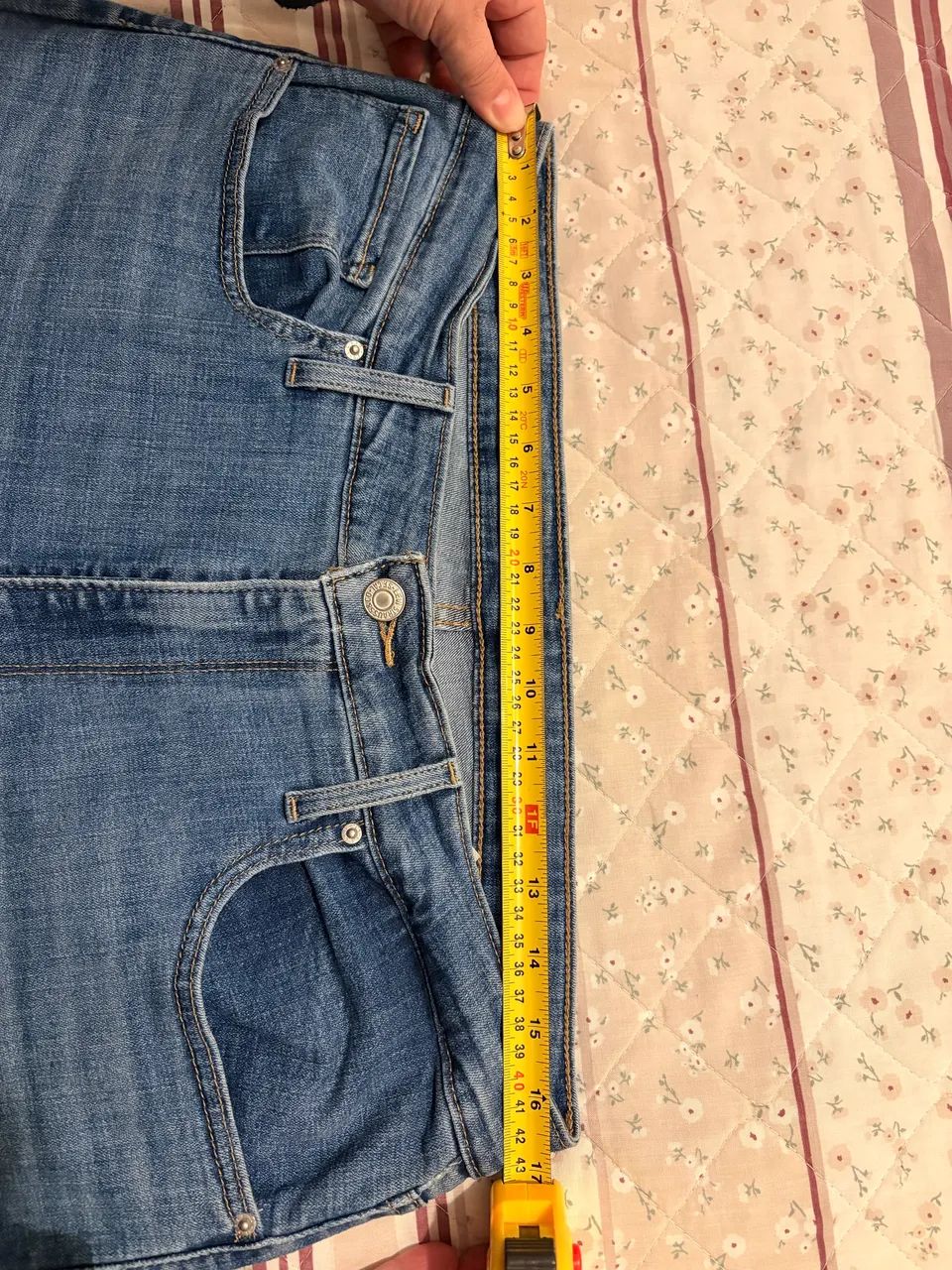 2 Calças Jeans Levis 725 High Rise Bootcut (46/48) - Foto 2