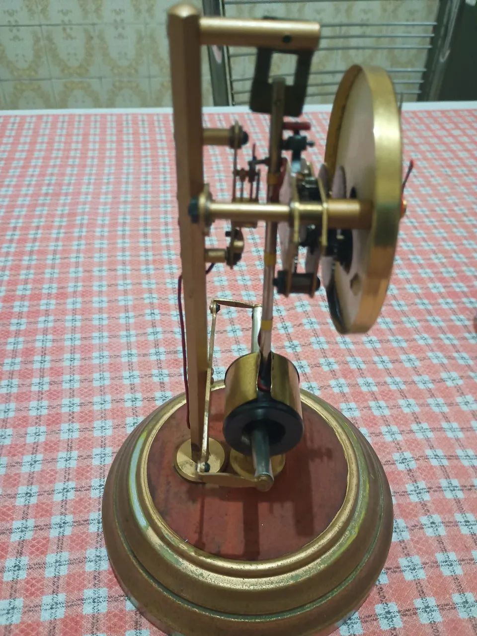 Relógio de mesa decorativo com mecanismo exposto - Foto 4