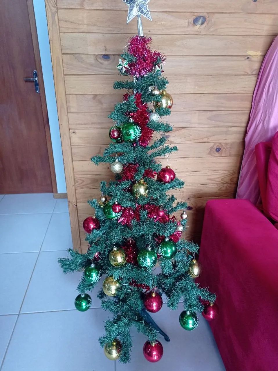Pinheiro de Natal com enfeites - Foto 3