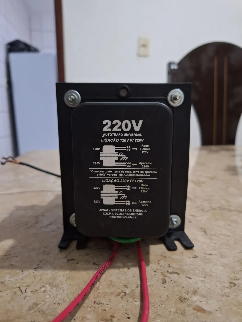Transformador de tensão 220V/120V