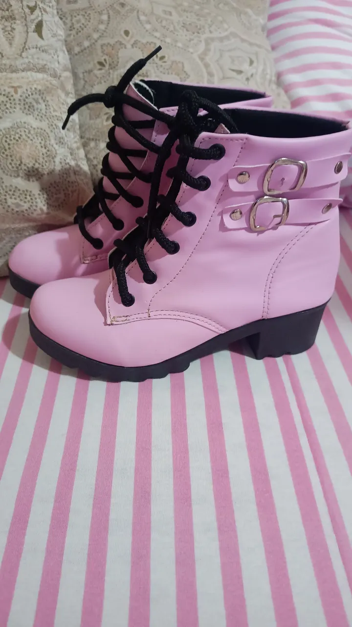 Botas infantis rosa com cadarço e fivelas