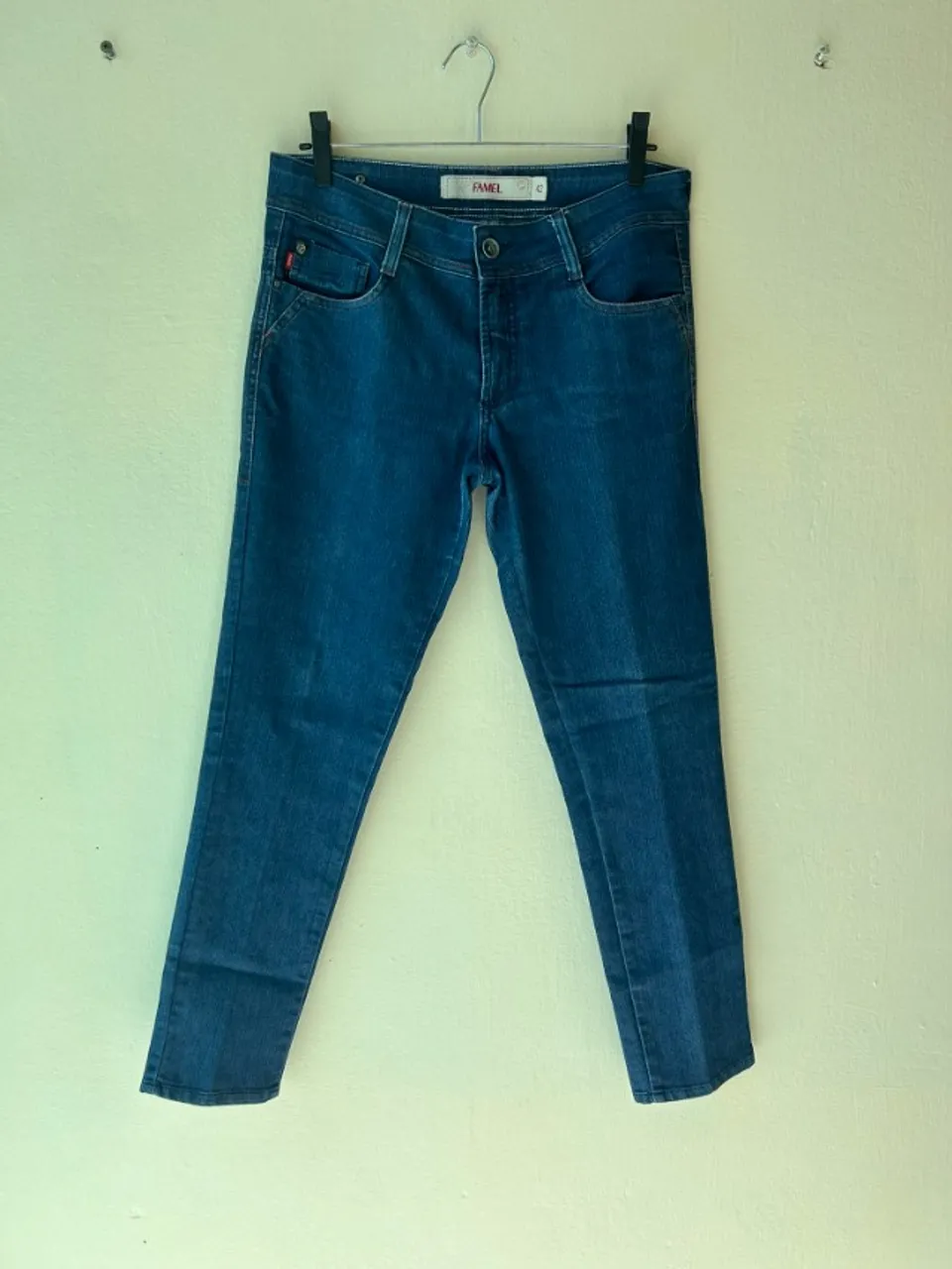 Calça Jeans, tamanho 42, slim, da marca Famel.
