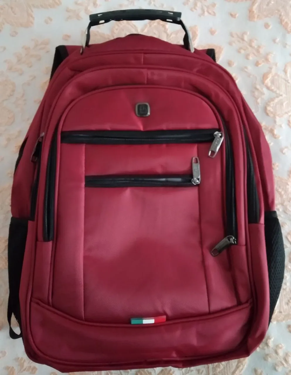 Mochila vermelhanova grande linda com design moderno