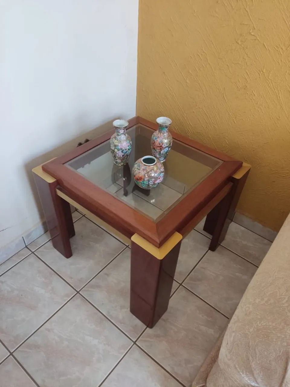 Mesa de canto madeira Macissa mogno com dourado vidro