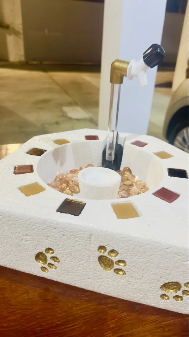 Fonte de água decorativa para pet com detalhes