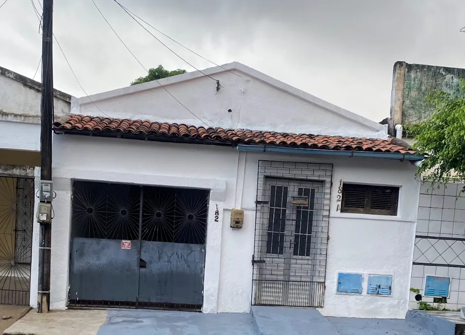 Duas casas na rua Tibúrcio Albano