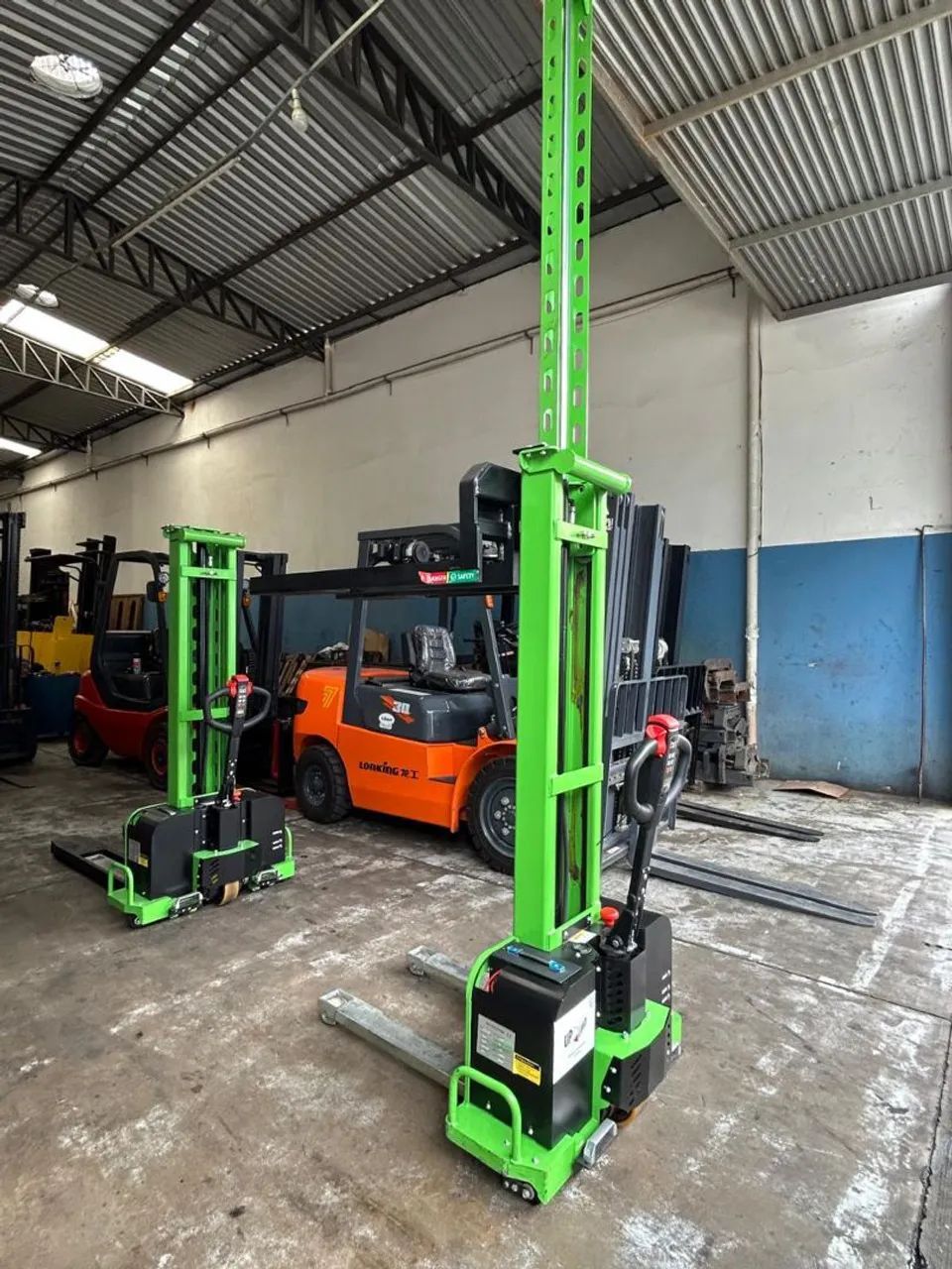 Empilhadeira patolada auto-trasportada