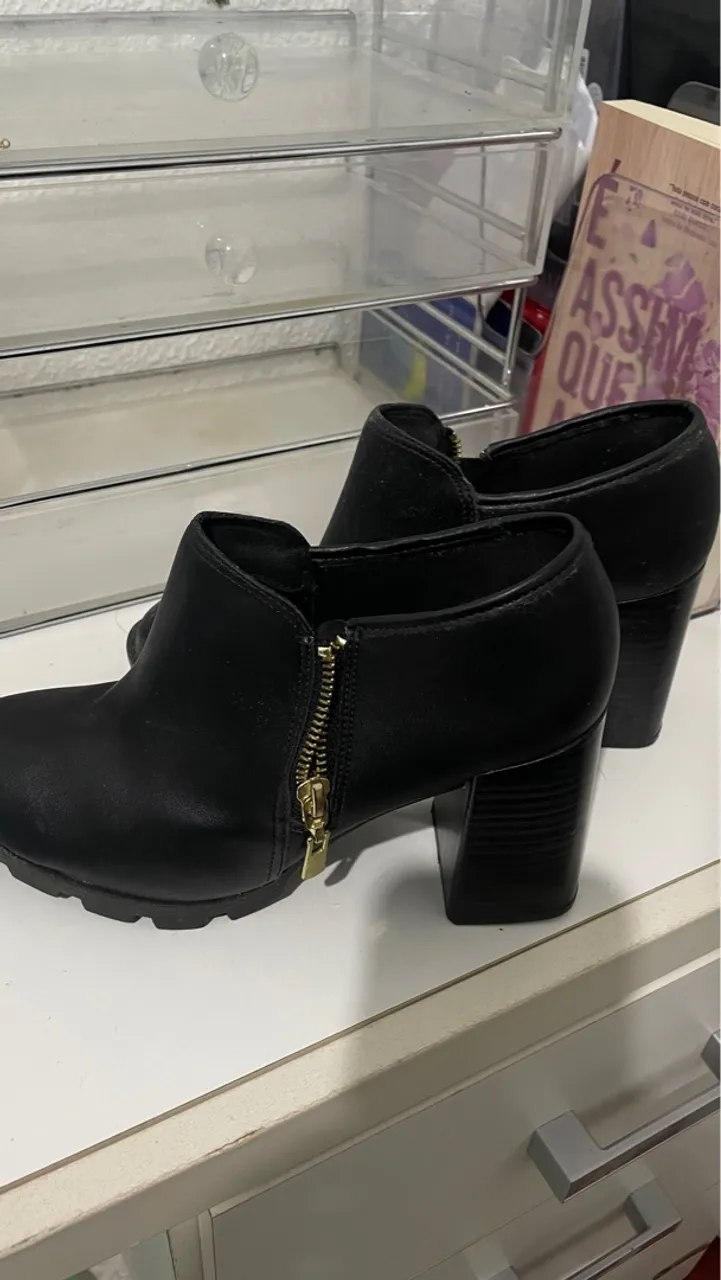 Bota preta com salto bloco e zíper dourado