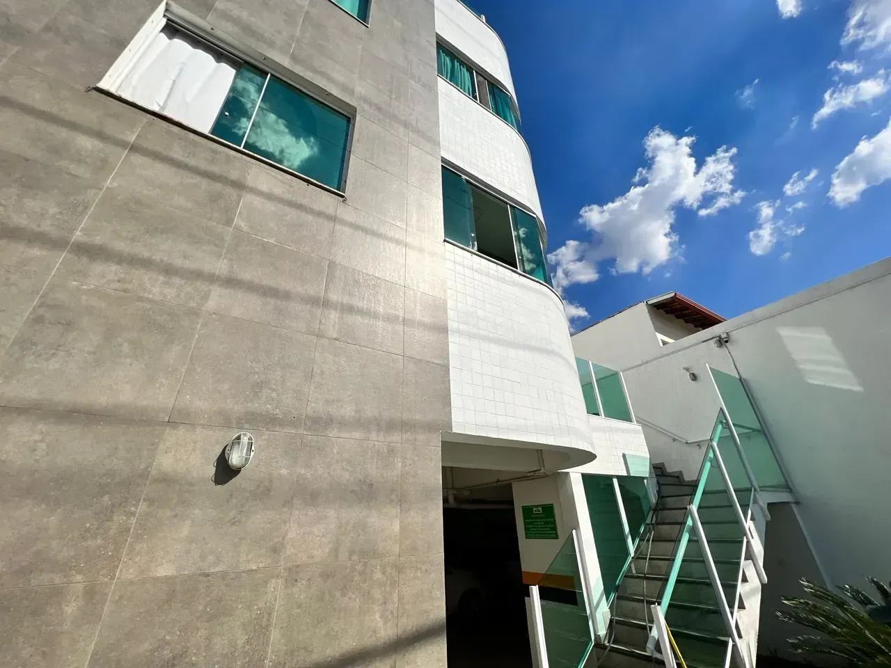 Apartamento com 3 quartos sendo 1 suíte 2 banheiros 2 vagas - Foto 2