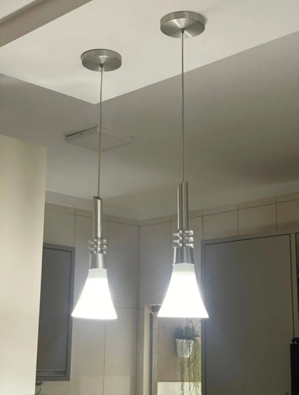 Duas Luminárias pendentes