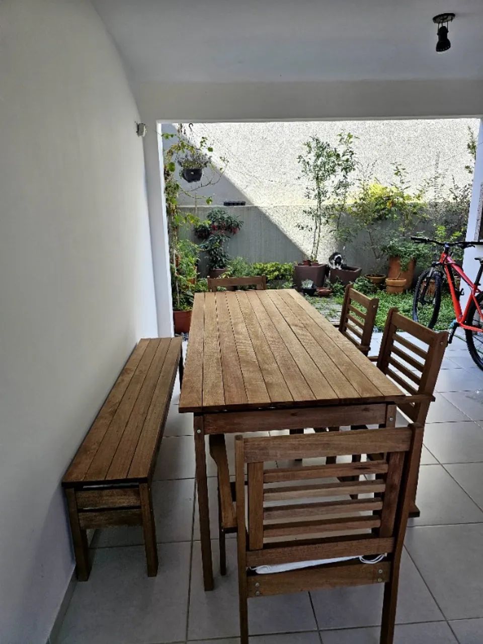 Conjunto mesa 4 cadeiras e banco de madeira maciça  - Foto 5