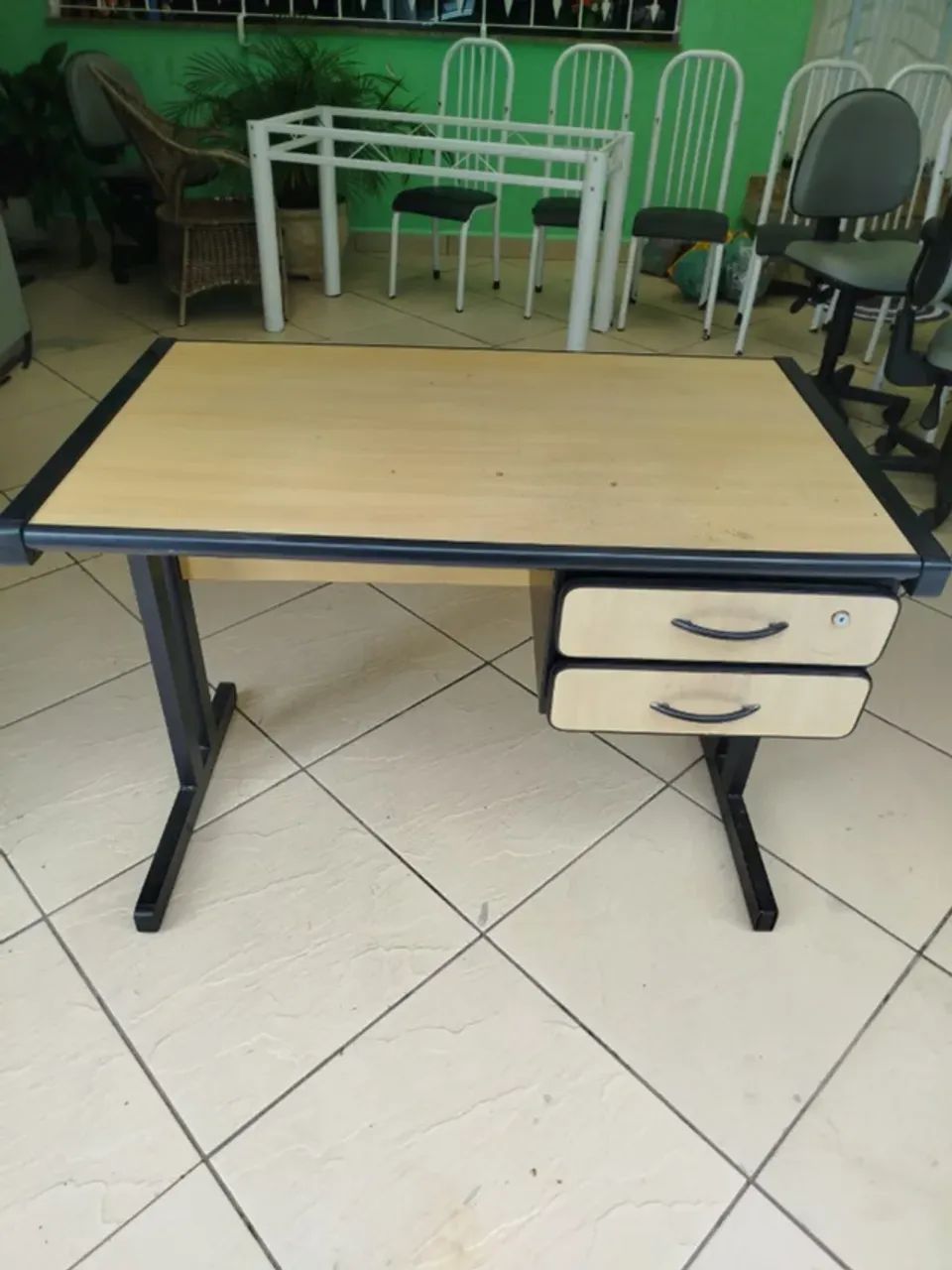 Mesa de Escritório Usada em bom estado, com Duas Gavetas e Estrutura em Metal. 