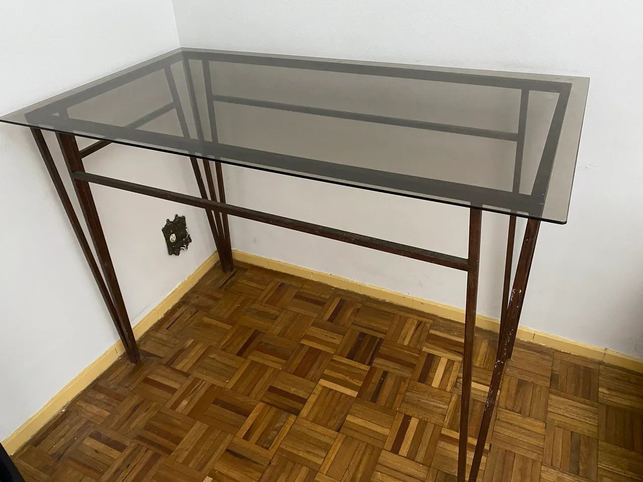 mesa de escritório com tampo de vidro fumê - Foto 2