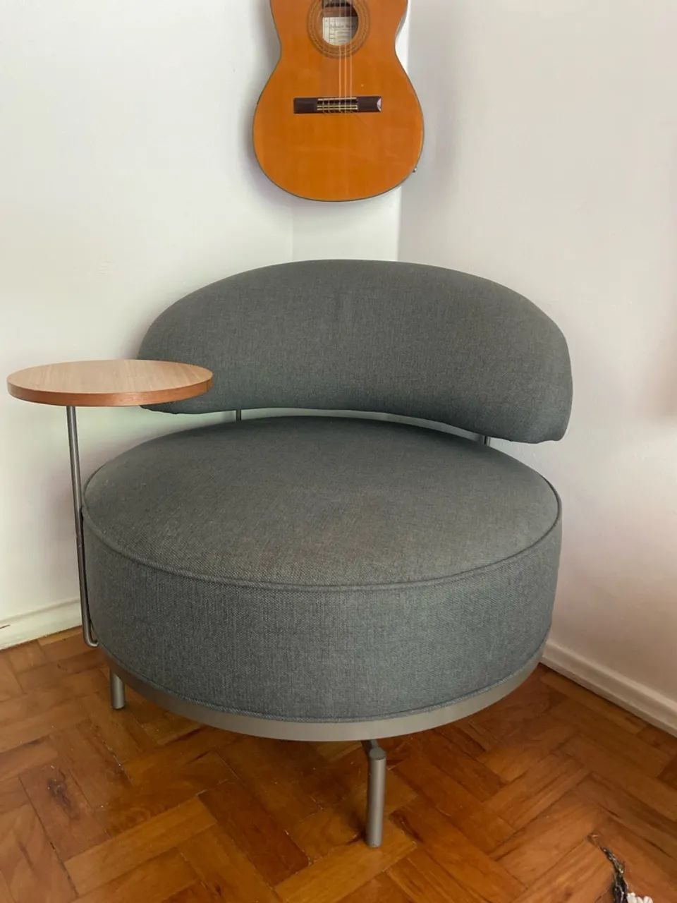 Poltrona Giratória com mesa de apoio
