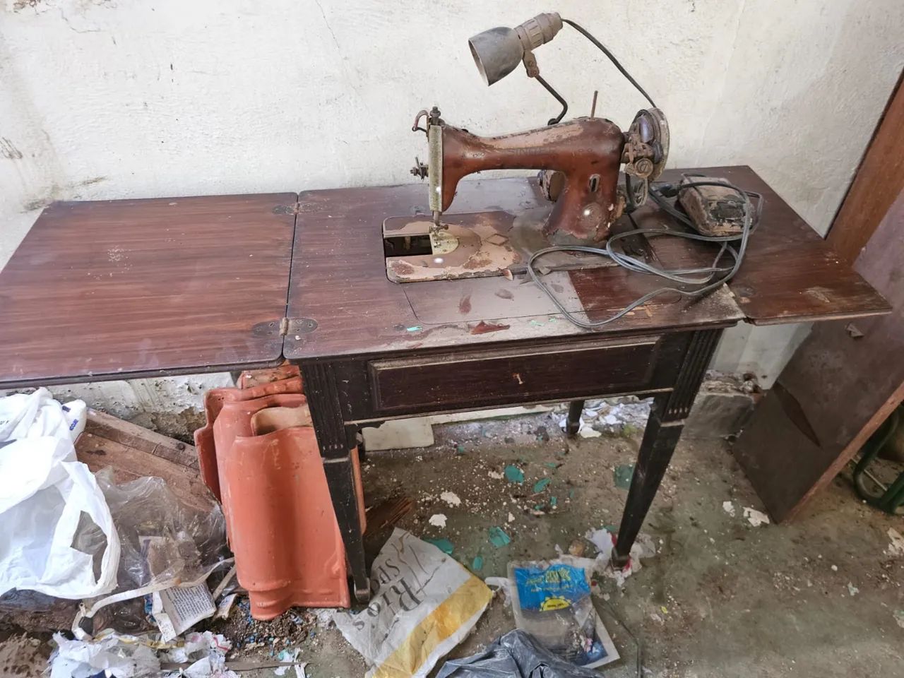 Vendo máquina de costura antiguidade 1920 e banco baú chama no chat!