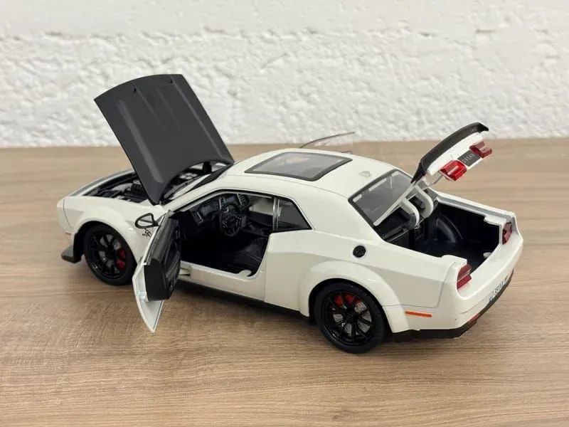 Miniatura Dodge Challenger Branco 1:24 - Luz e Som - Foto 3