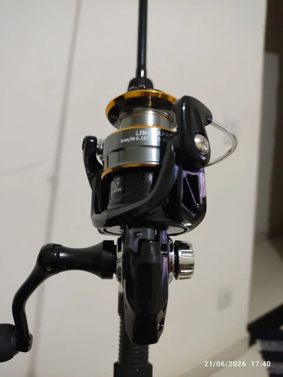 Vara de pesca com molinete novo  - Foto 4