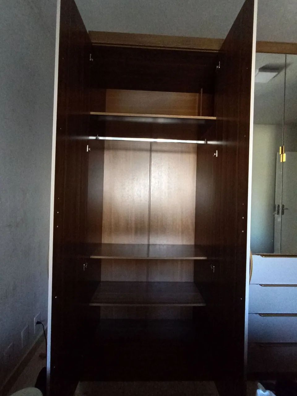 Guarda-roupas com 6 portas e espelho - Foto 3