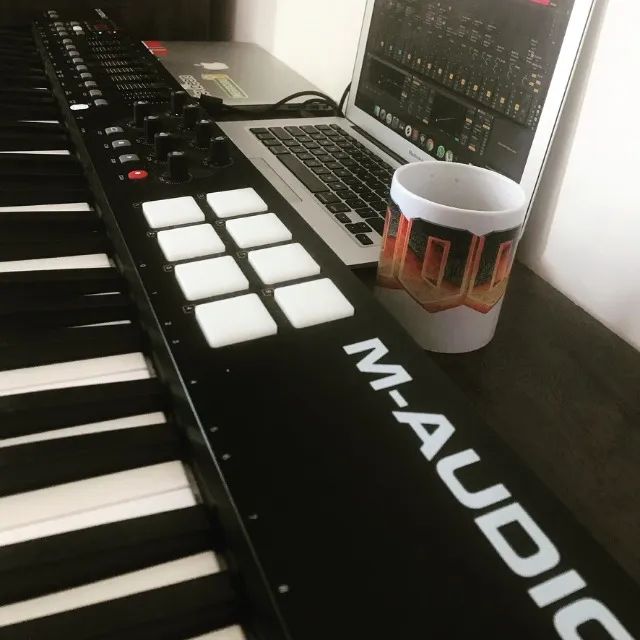Teclado Controlador Midi USB Oxygen 61 V4 M-audio