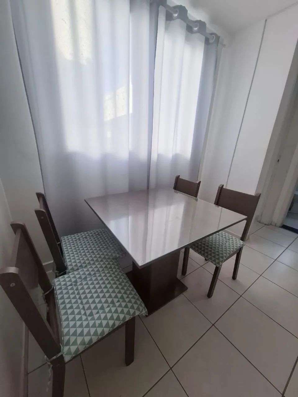 Mesa com tampo de vidro 4 cadeiras  - Foto 2