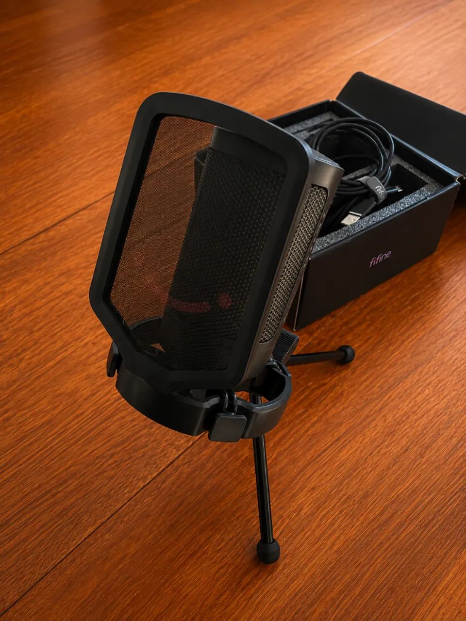 Microfone Condensador Fifine AmpliGame A6V Com Luz RGB Para Streaming e Gravações - Foto 5