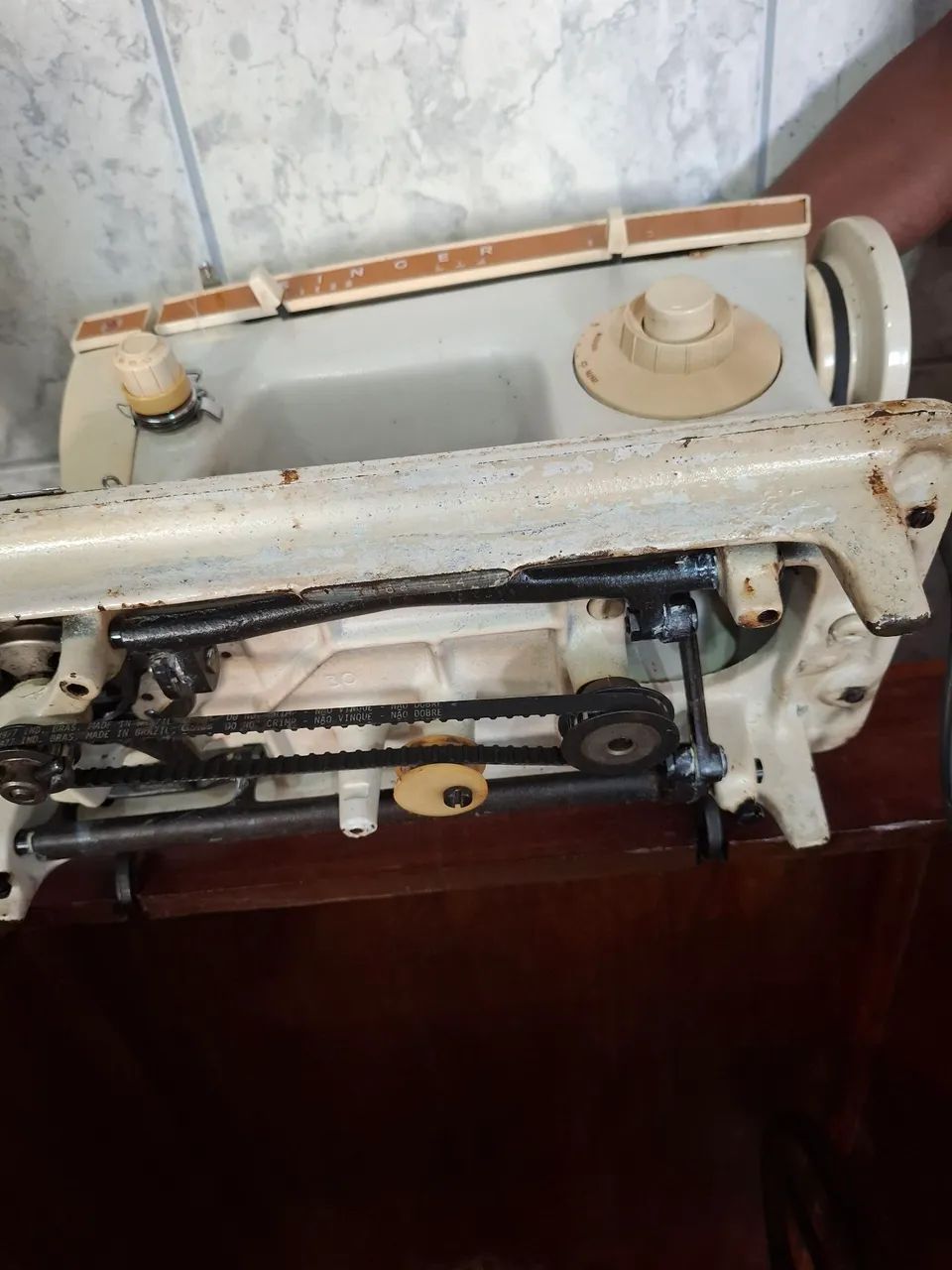 Máquina de costura antiga - Foto 3
