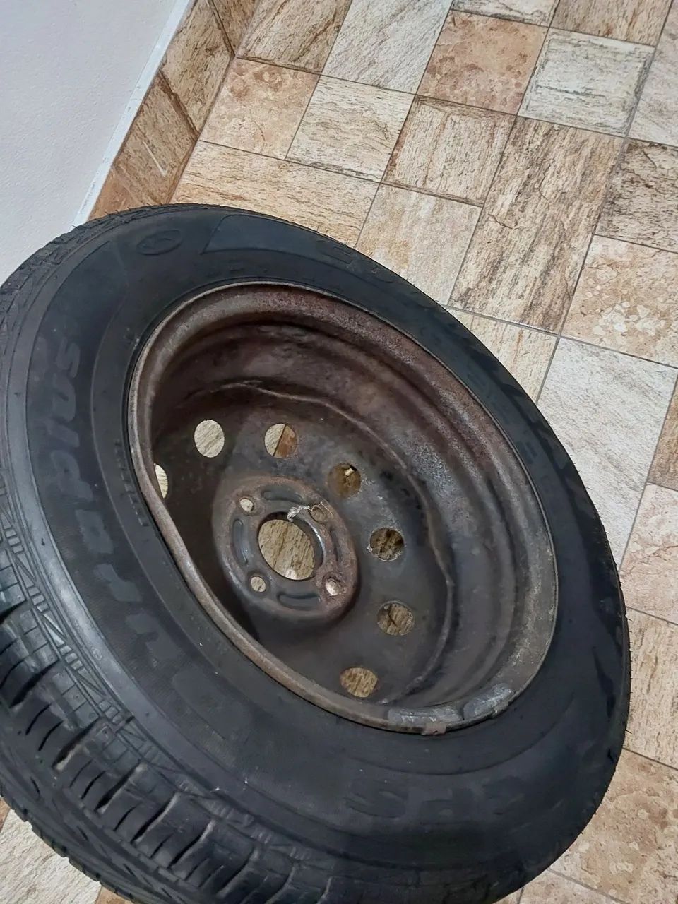 Pneu aro 14 175 70 Goodyear com roda  - Foto 4